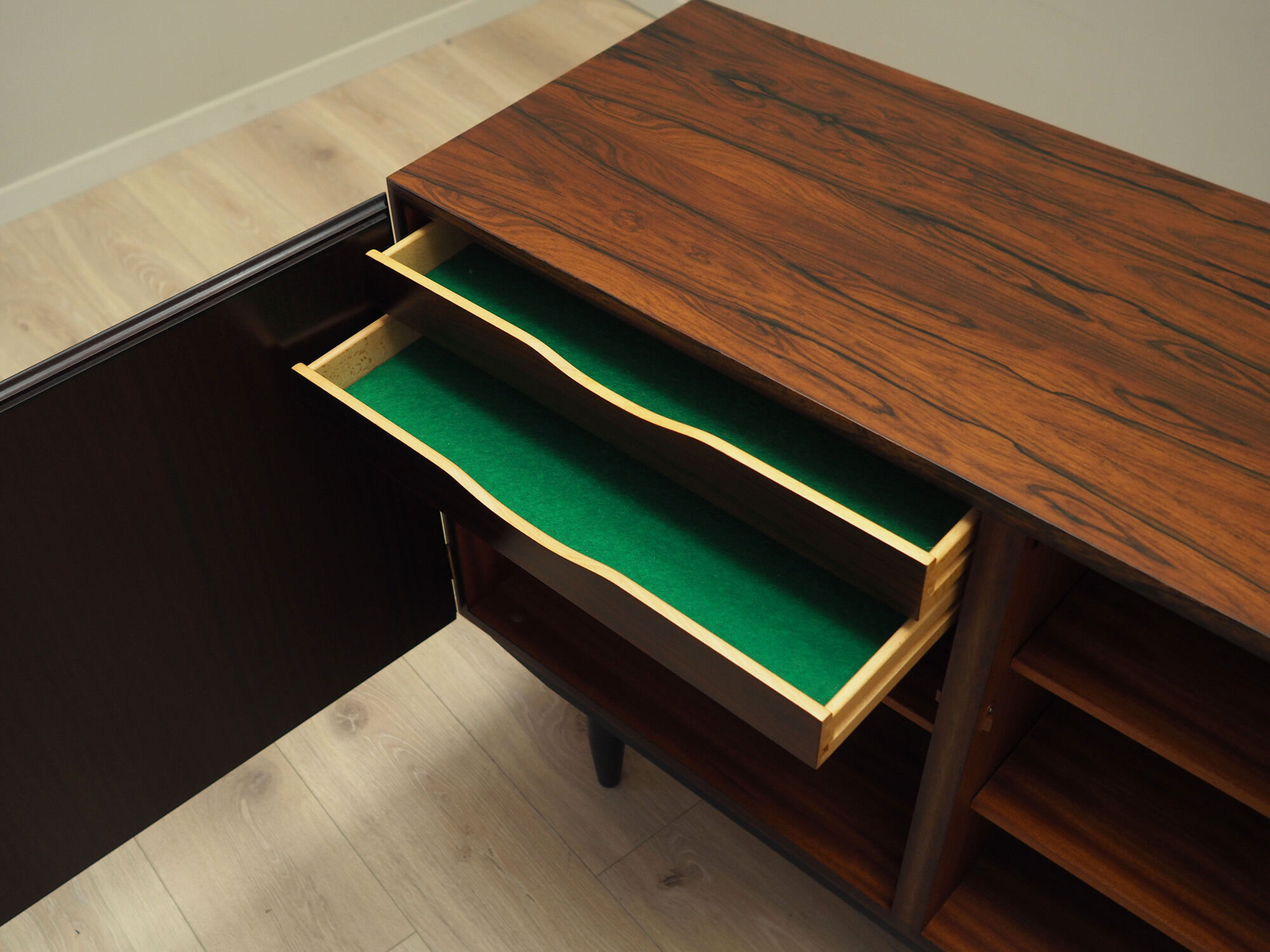 Armoire en palissandre, design danois, années 1970, fabriquée par Omann Jun
