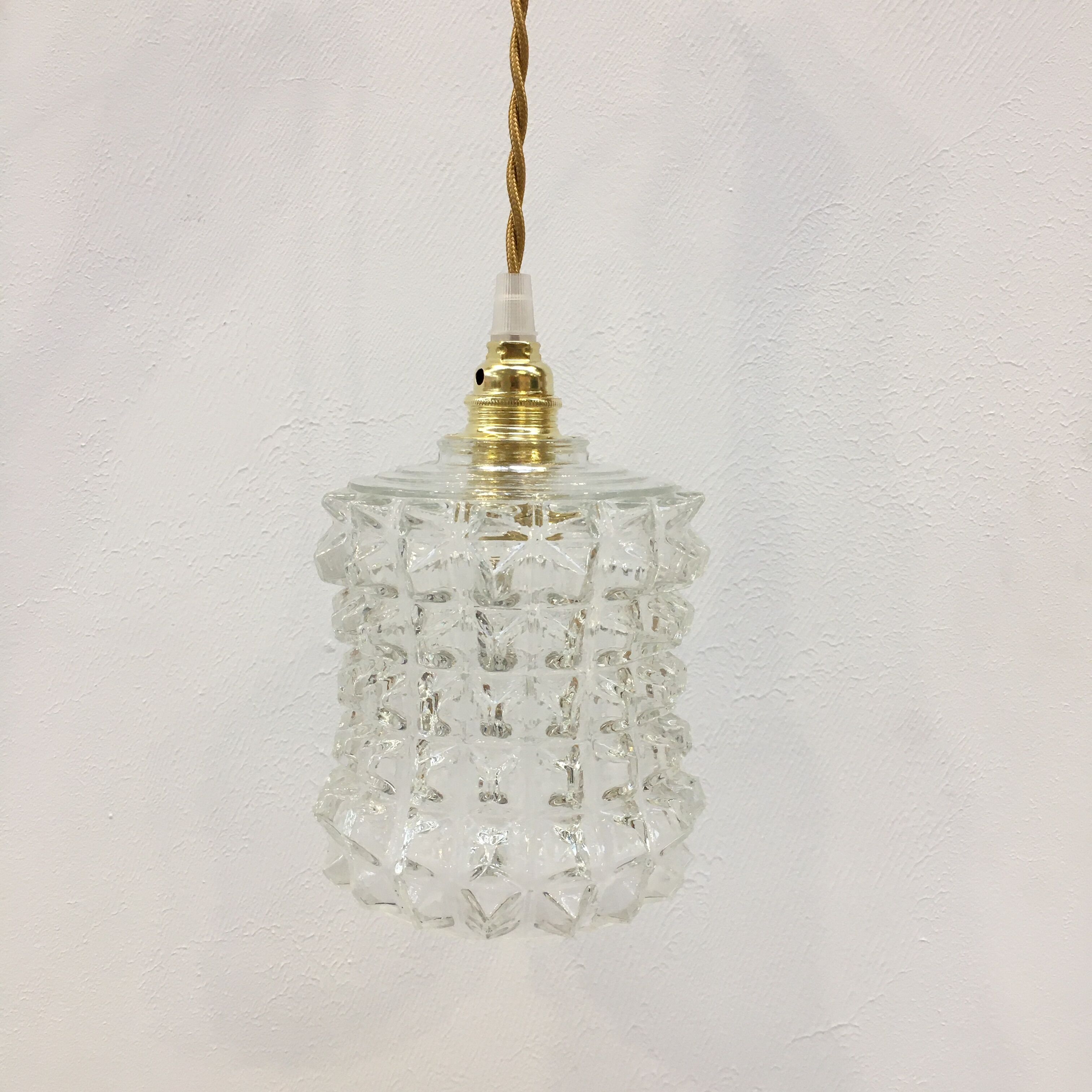 Vintage suspension in transparent diamond tip glass