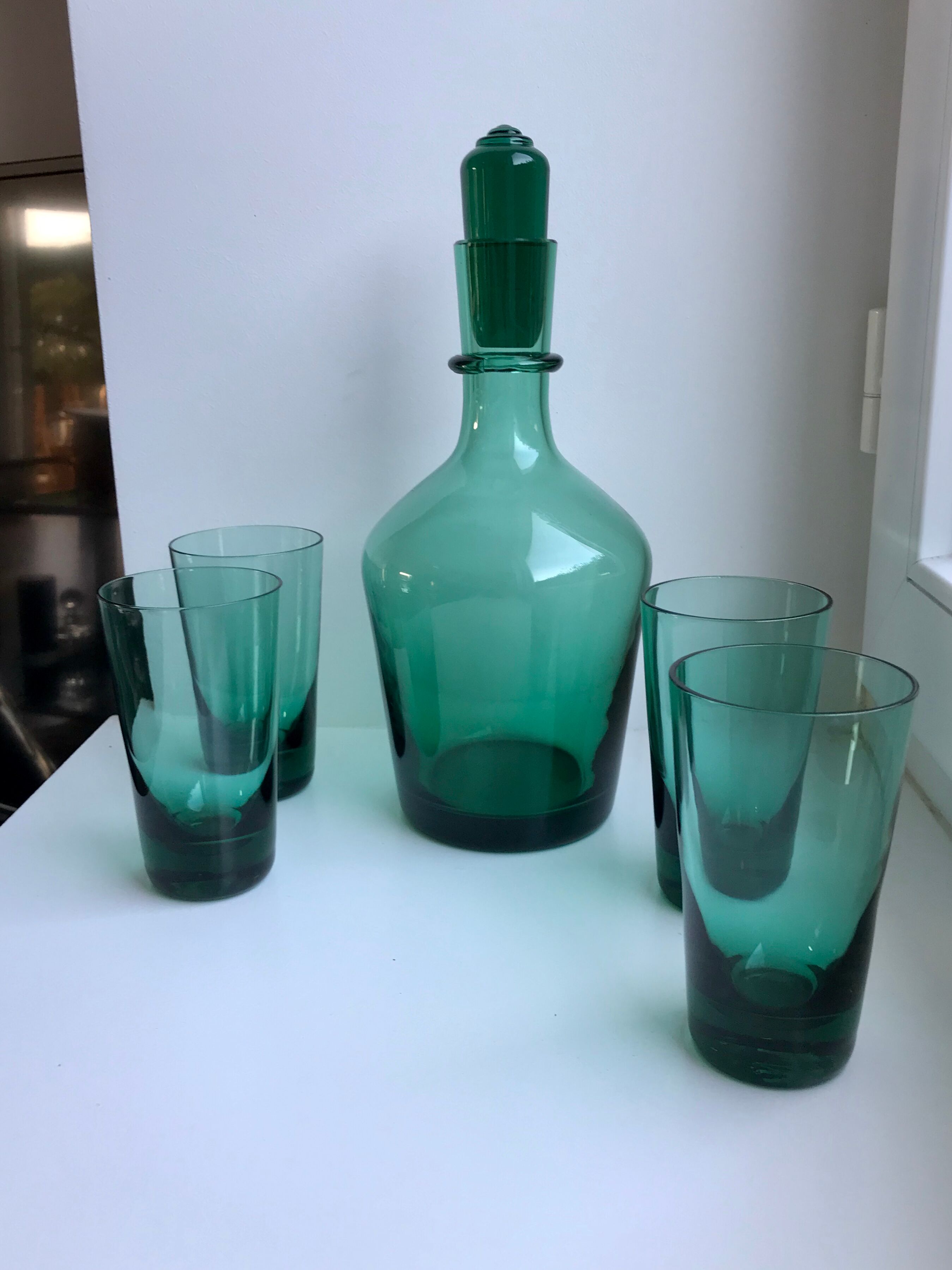 Set of a decanter and 4 design glasses in green glass 70s