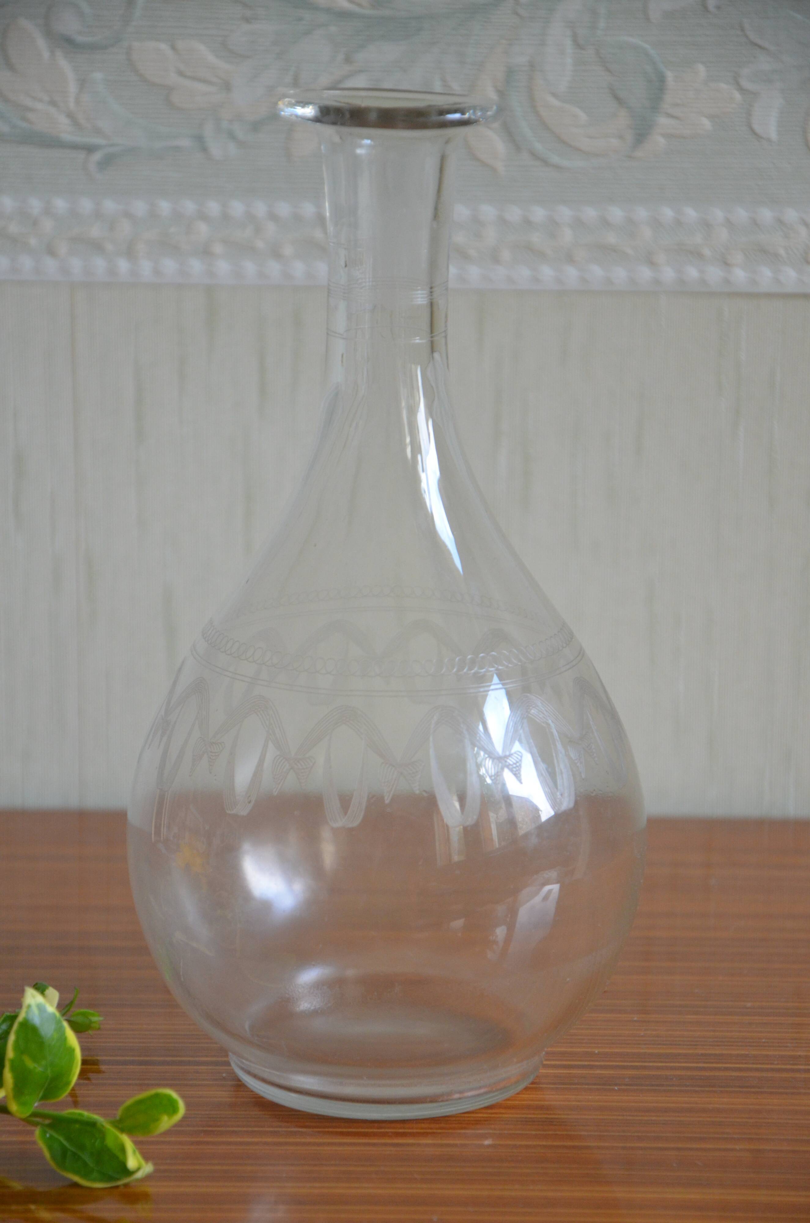 Curved carafe engraved glass