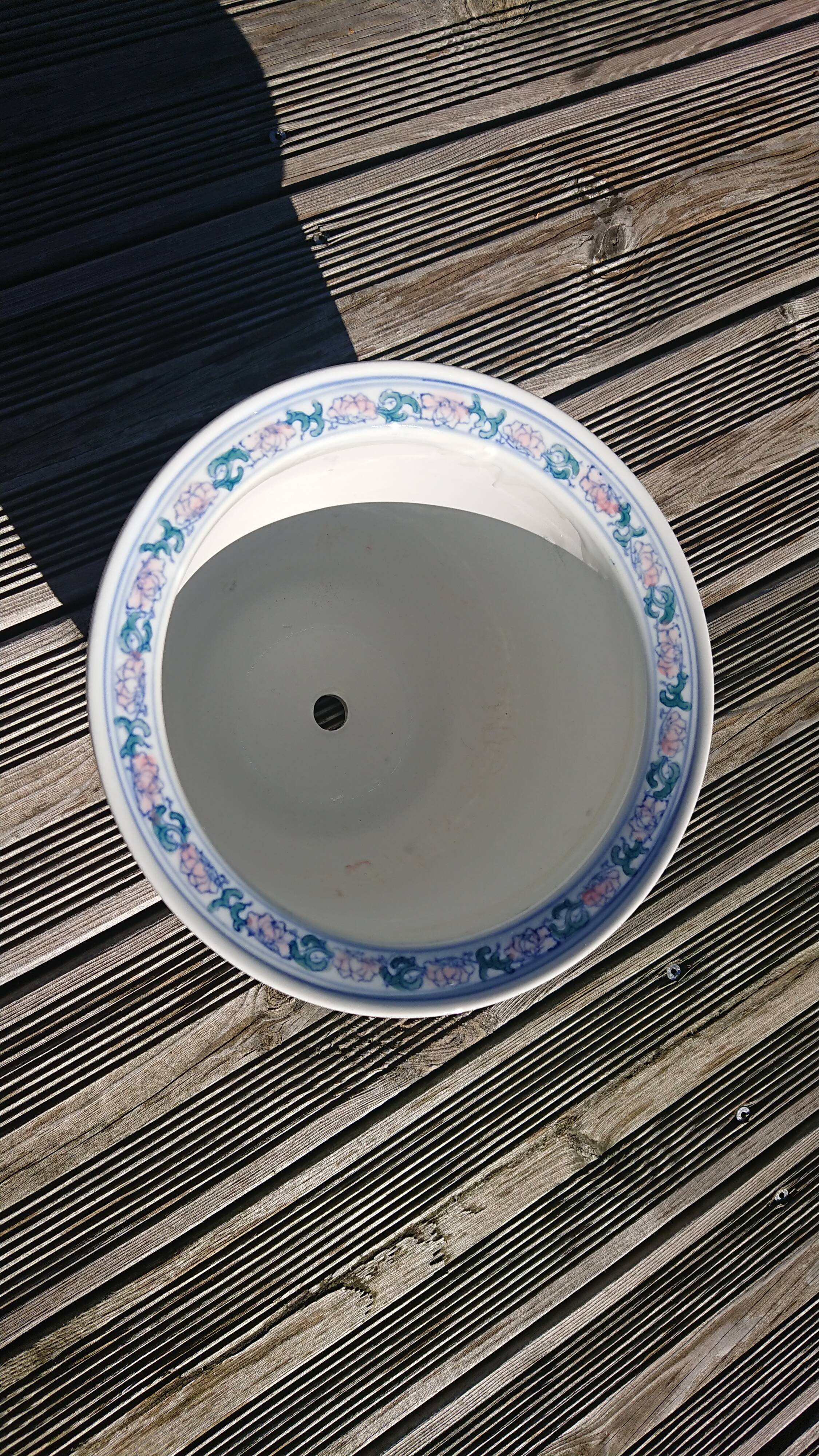 Hand-painted pot-decorated cache