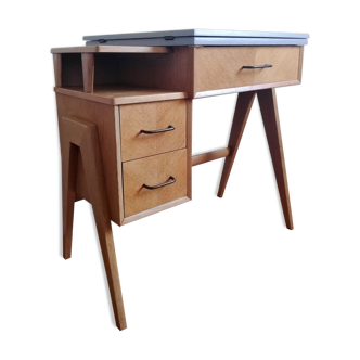 Extendable desk compass feet