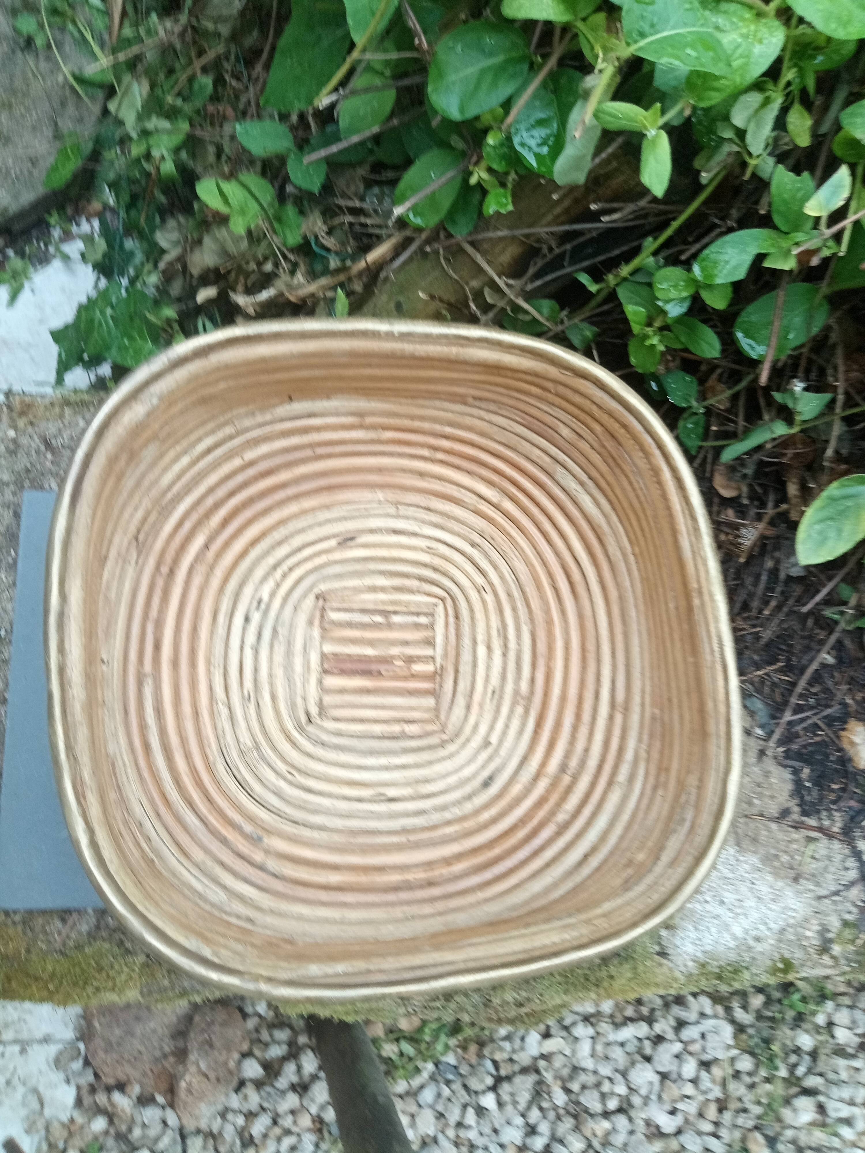 Corbeille en rotin et laiton dans le goût de Gabriella Crespi, Italie années 60