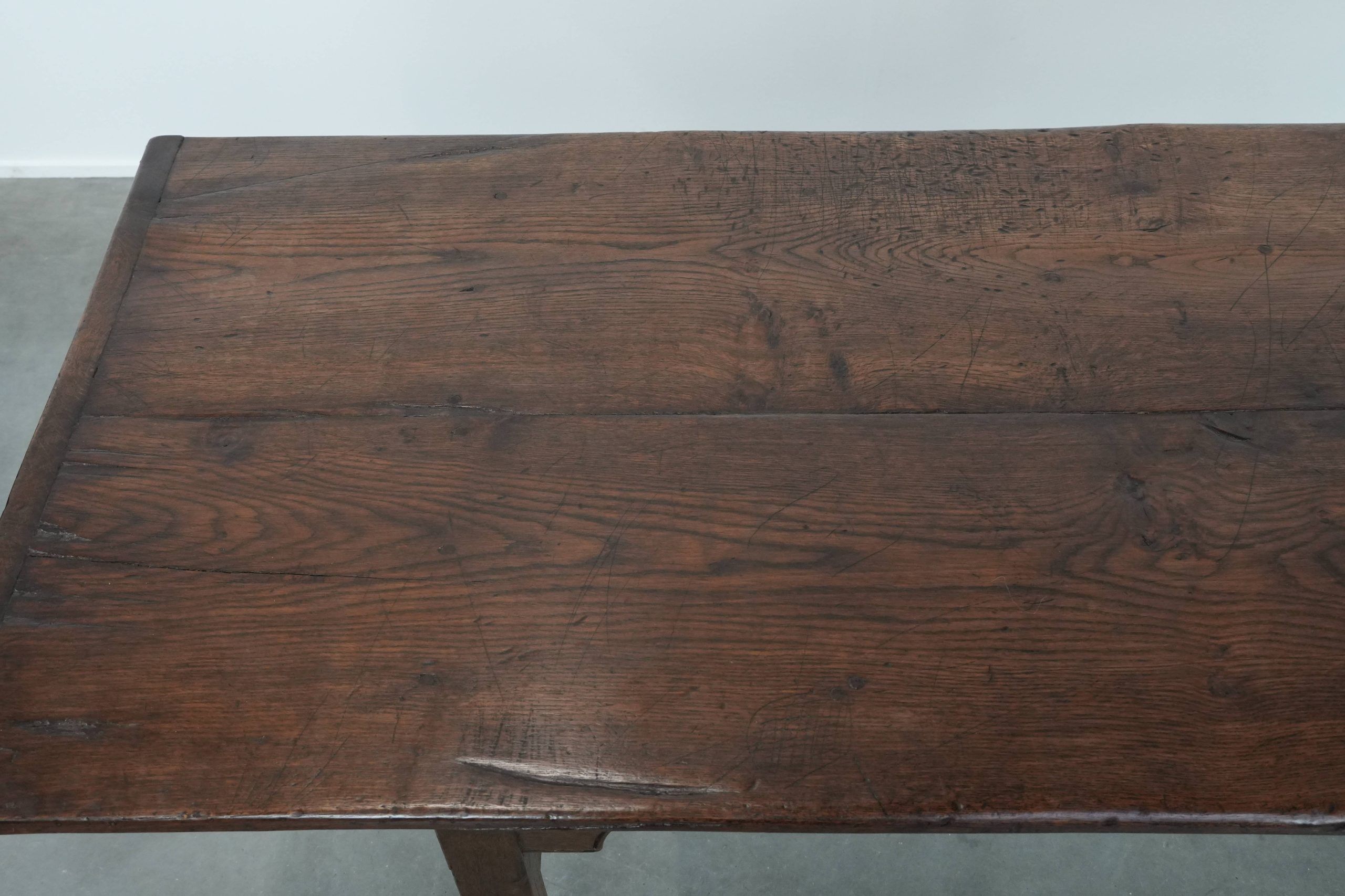 Antique English oak dining table from the 18th century for 4 to 6 people