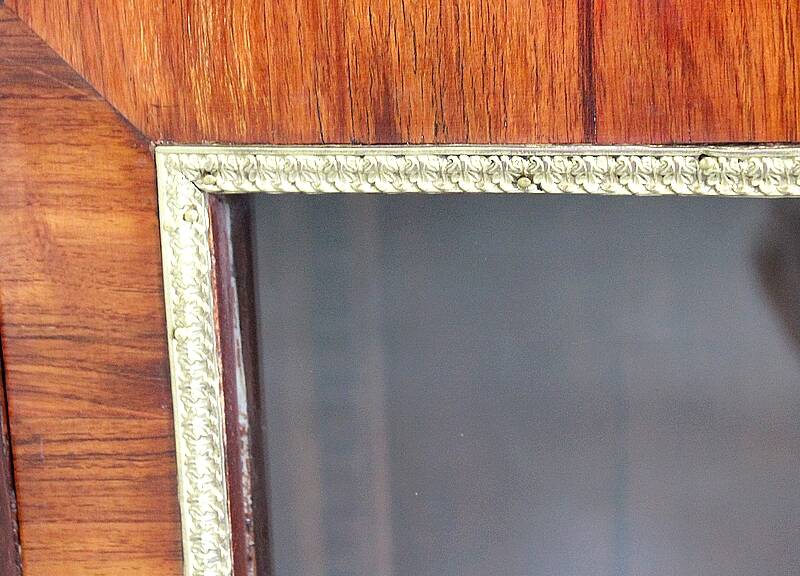 Small display cabinet in blonde mahogany veneer, Louis XVI style – 19th century.