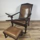Fauteuil/chaise de château ancien avec tabouret