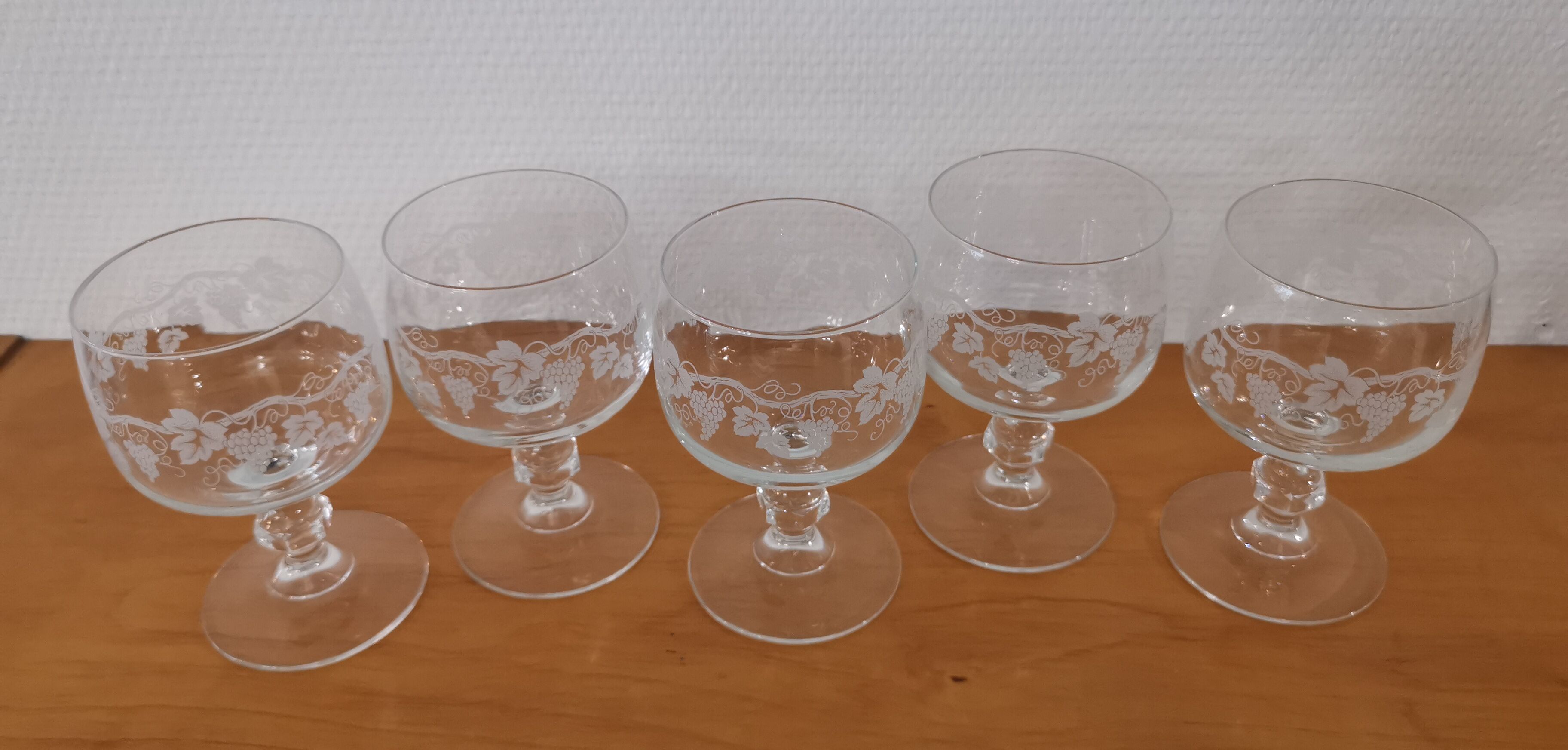 Set of 5 water glasses on feet, grape decoration and Luminarc vine shoot