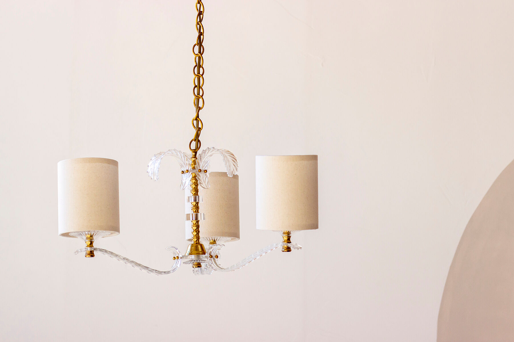 Suspension tropicale en plexiglass et laiton