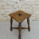 Tabouret en bois massif et sculpté