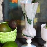 Vase sur pied en opaline et verre soufflé vintage 30 cm