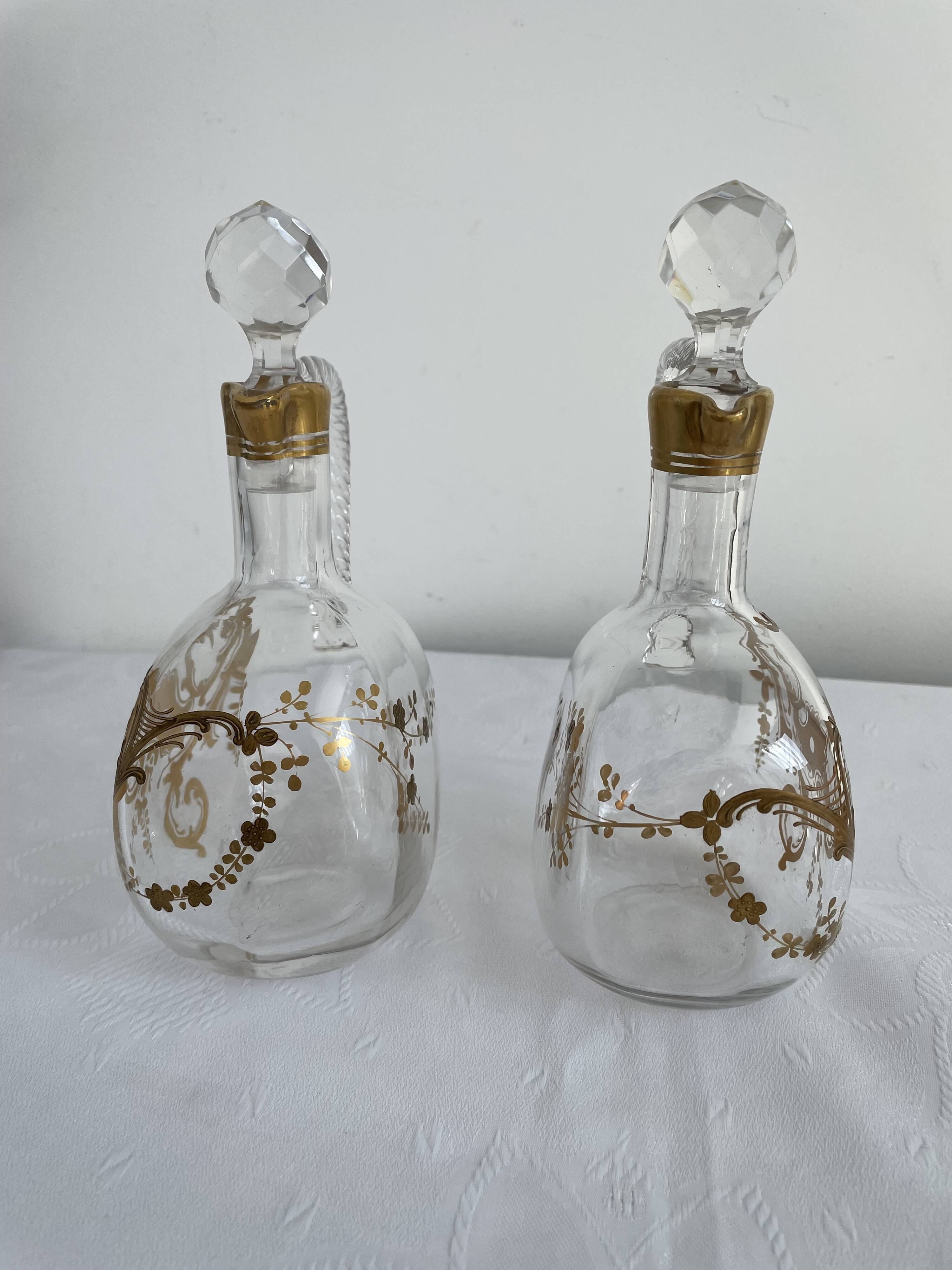 Paire de carafes Cristallerie Baccarat cristal blanc peint à l'or fin, Art Nouveau, 1900