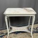 Table à thé de style Louis XV. Plateau en marbre.