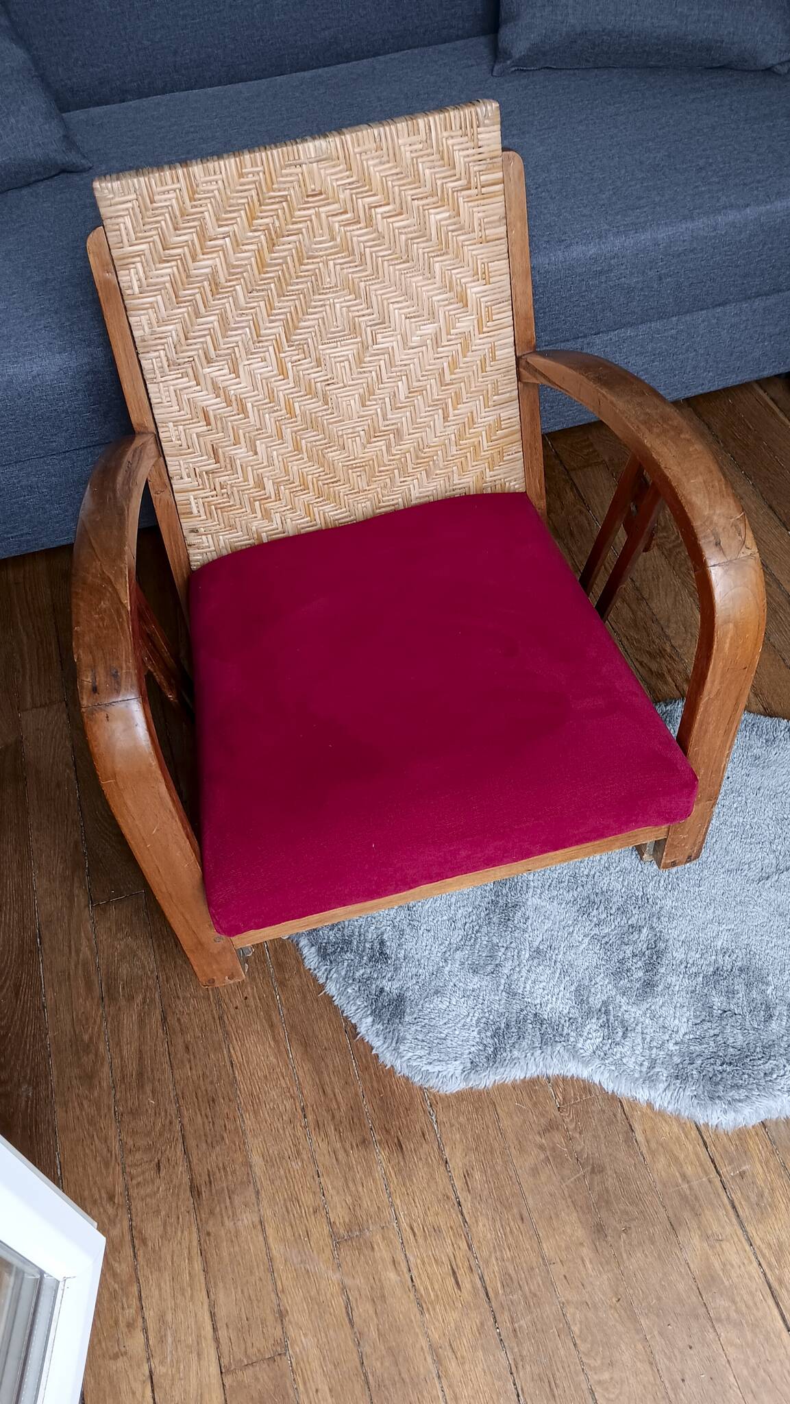 Ancien fauteuil bas colonial style Art Déco en bois.