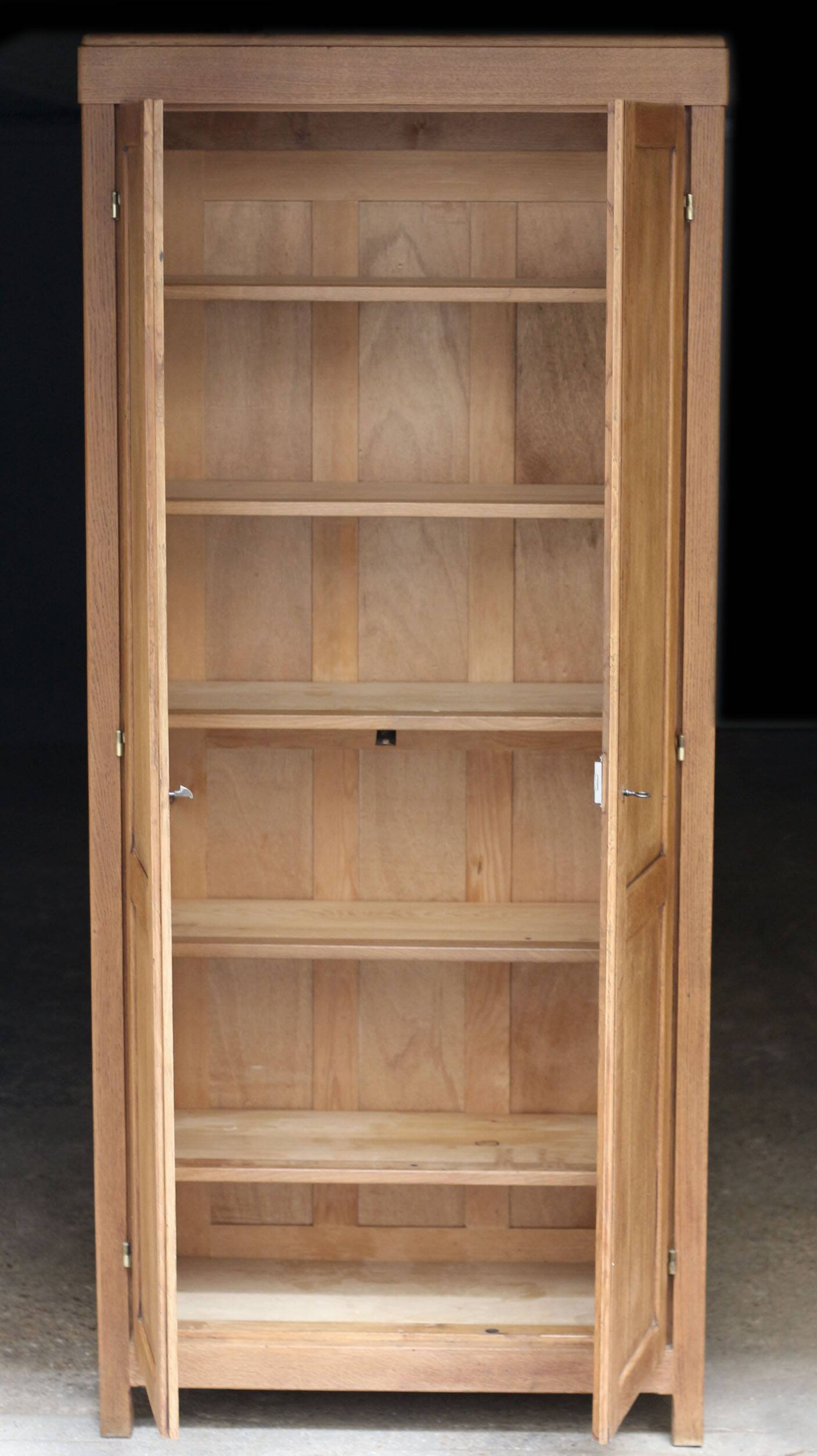 Rare primary school armoire in solid oak. 1920s/30s. Superb condition.