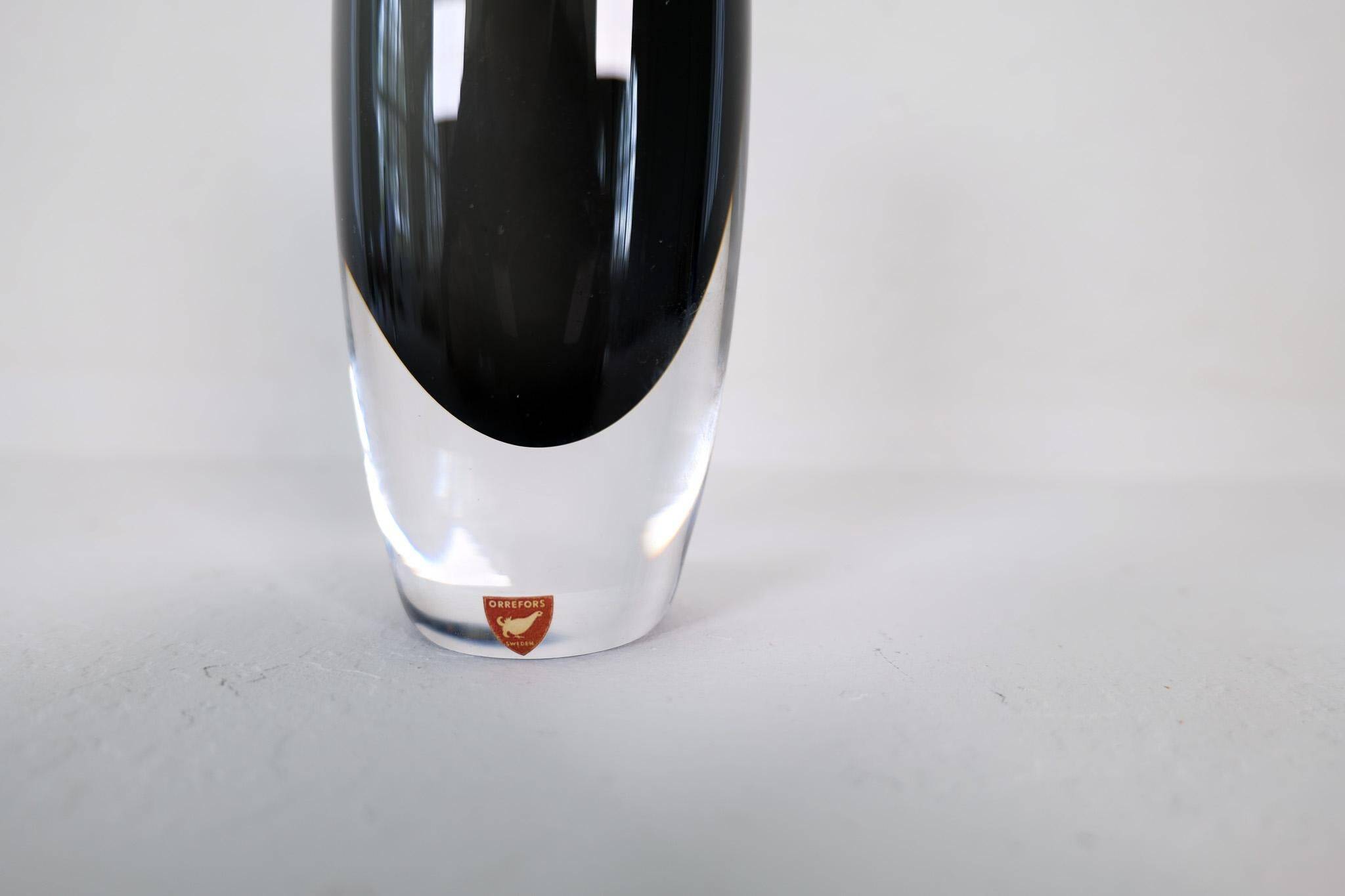 Set of 2 Mid-Century Modern vases by Nils Landberg, Orrefors, circa 1950, Sweden.