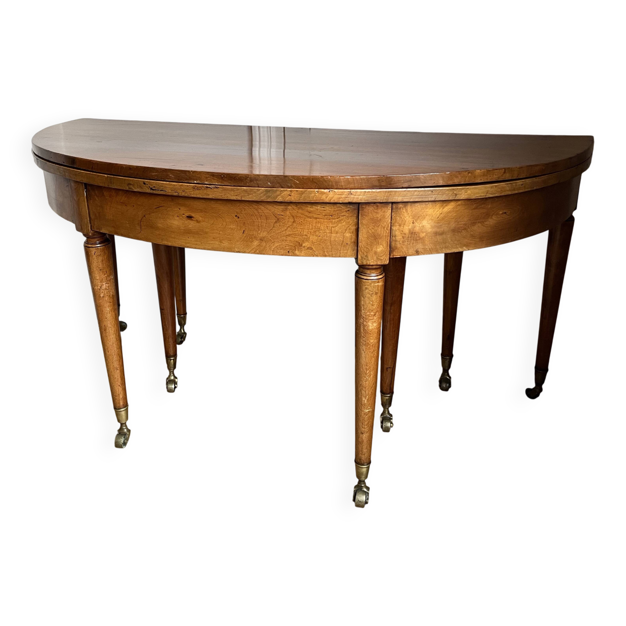 Large oval table from the early 19th century in walnut, 3.17m with extensions.