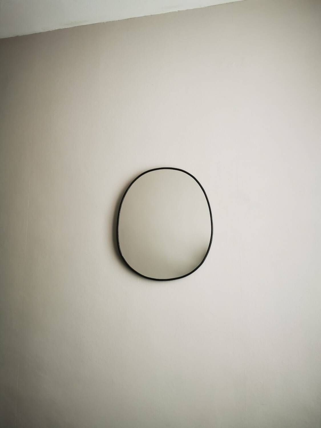 Round charcoal mirror 31 cm