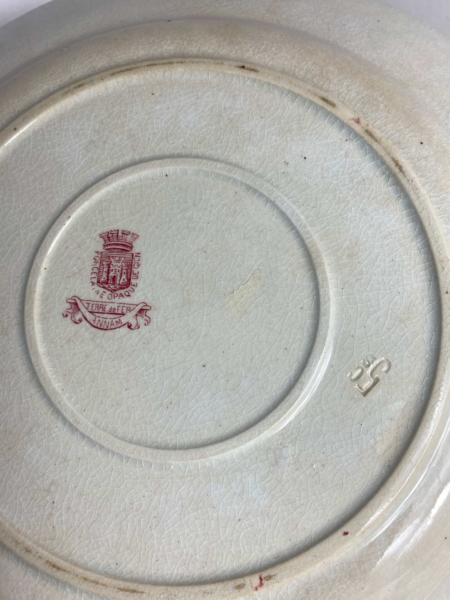 Plat, terre de fer, collection Annam de Gien 