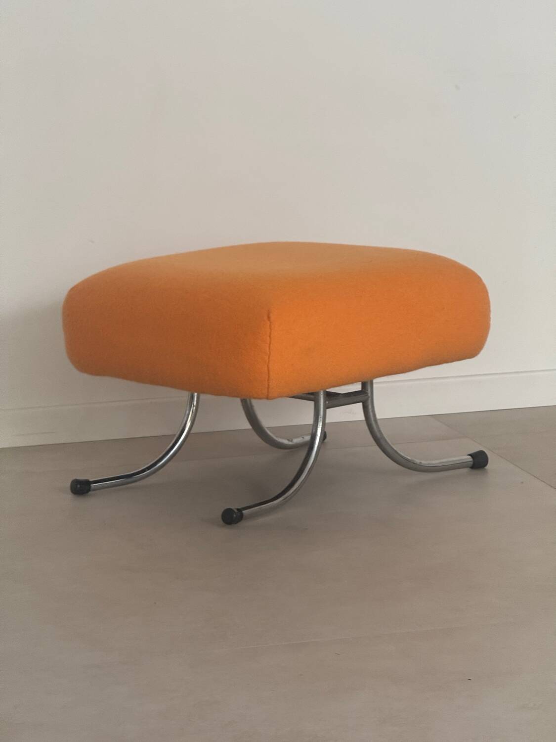 Vintage orange pouf 1970