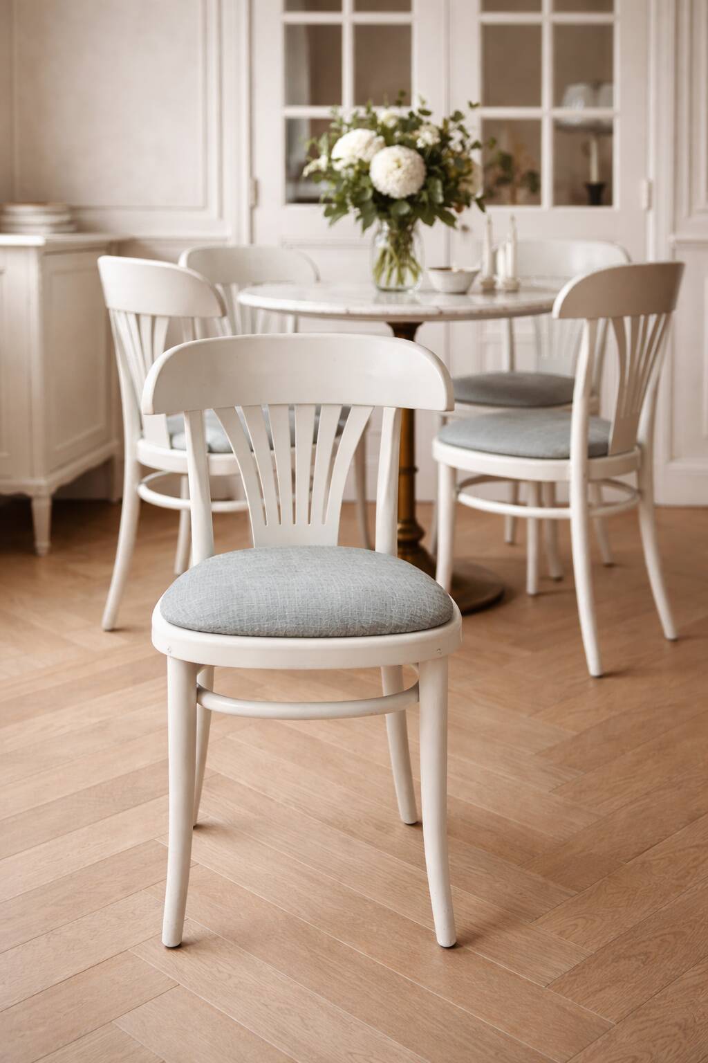 Set of 4 vintage bistro chairs from the 1970s in pearl grey.