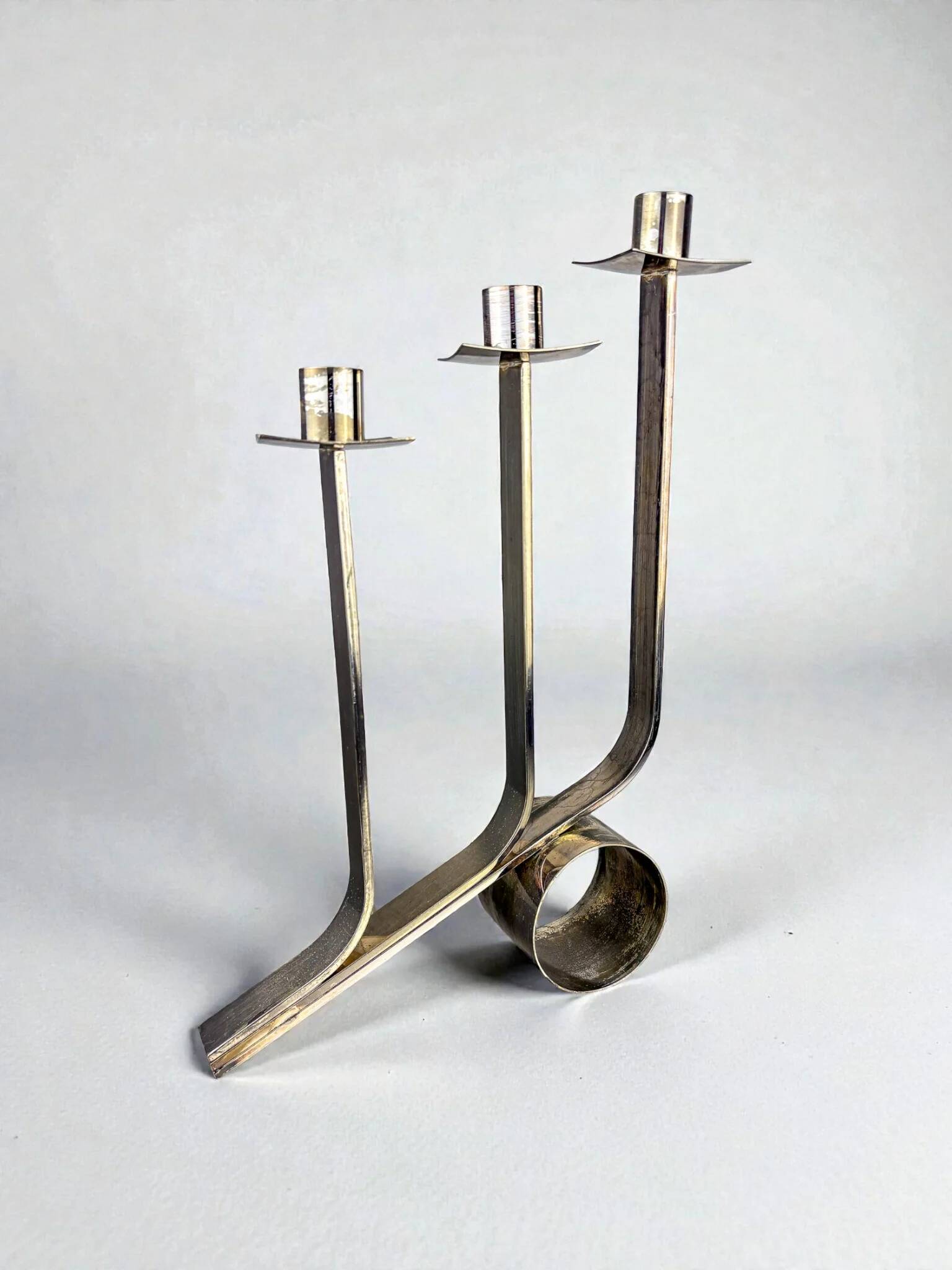 Candelabre Art Déco à 3 flammes en acier inoxydable, France vers les années 1970.