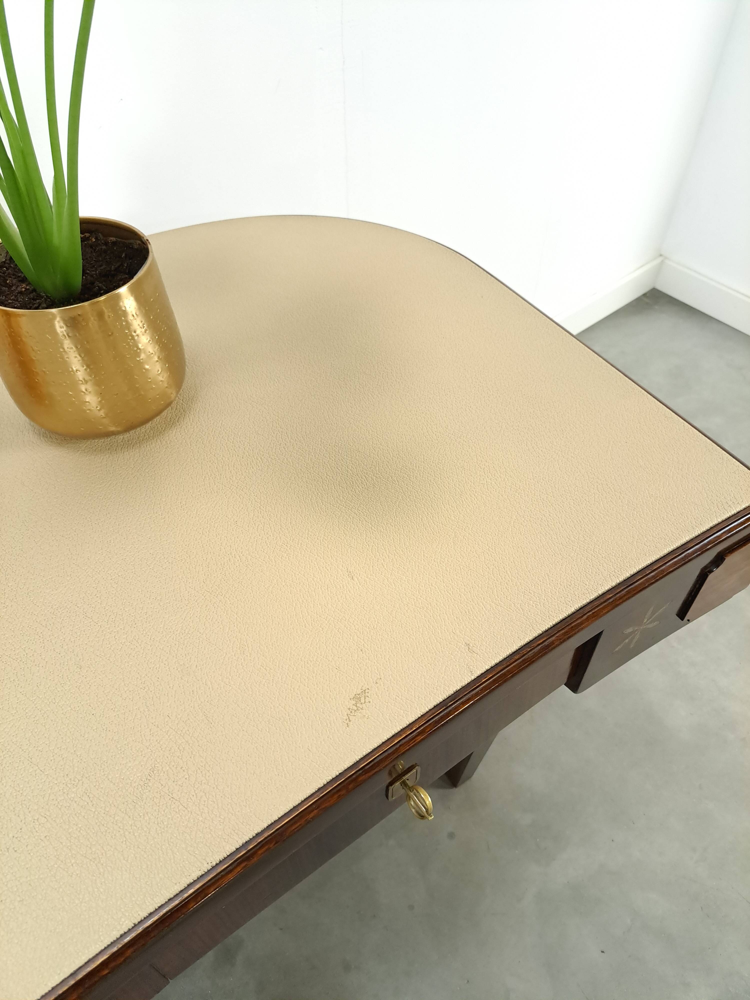 Vrijstaand Art Deco bureau met licht blad en lades