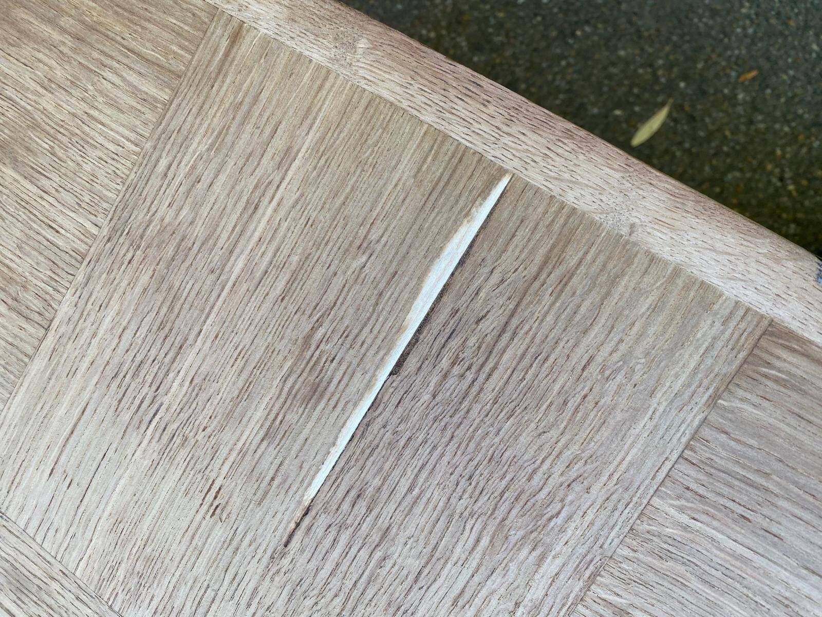 Table à manger brutaliste extensible décapée en chêne campagne chic 1950