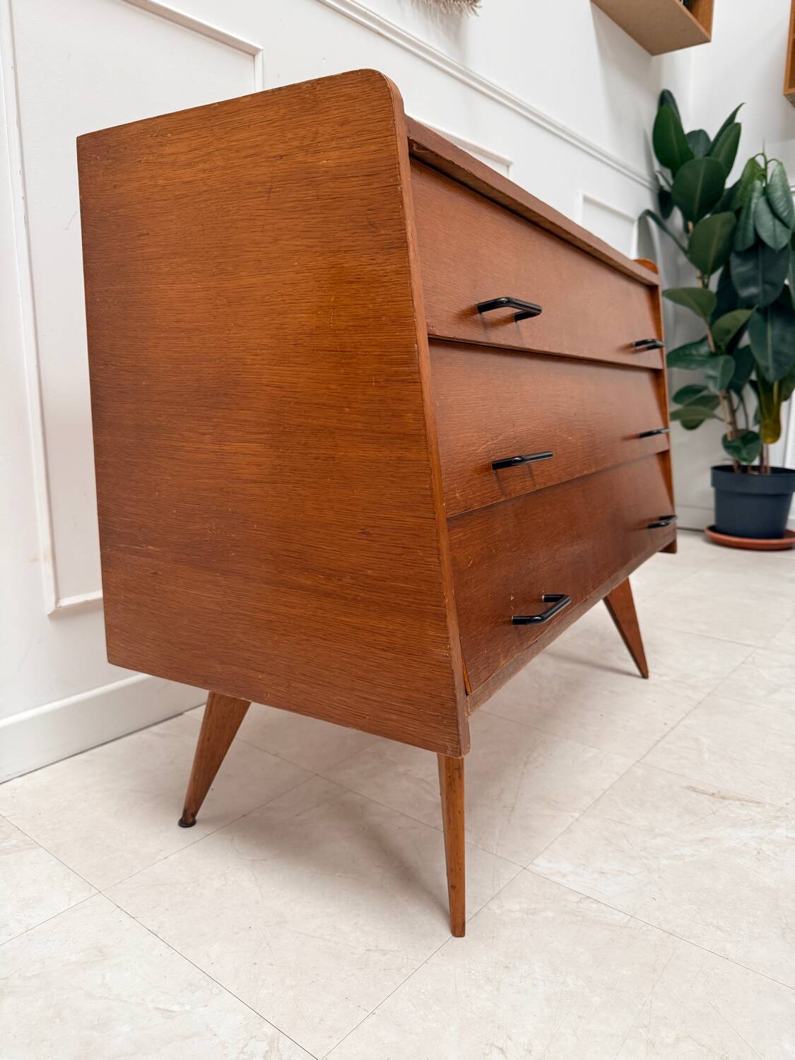 Commode pieds compas