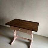 Bureau rustique peint en rose avec plateau marron
