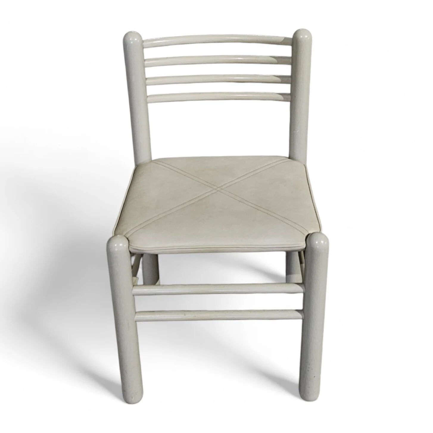 5 chaises de salle à manger / cadre en bois gris clair / siège en cuir / Allemagne années 1970 / étiqueté "ideen für kuchen - innenarchitektur"