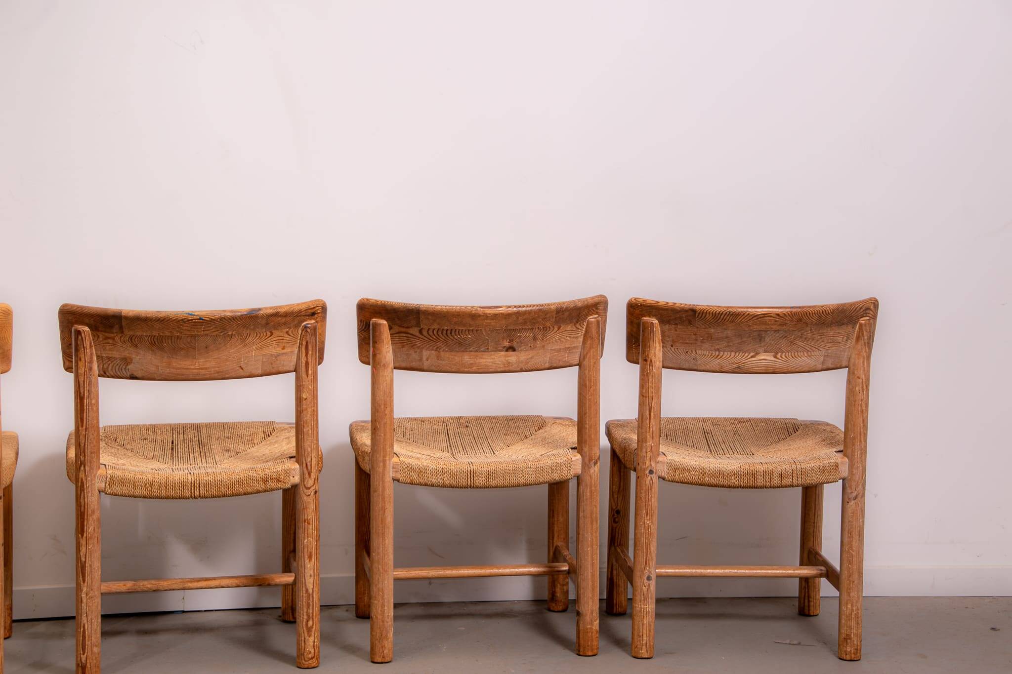 Chaises en pin et en corde de Ranier Daumiller