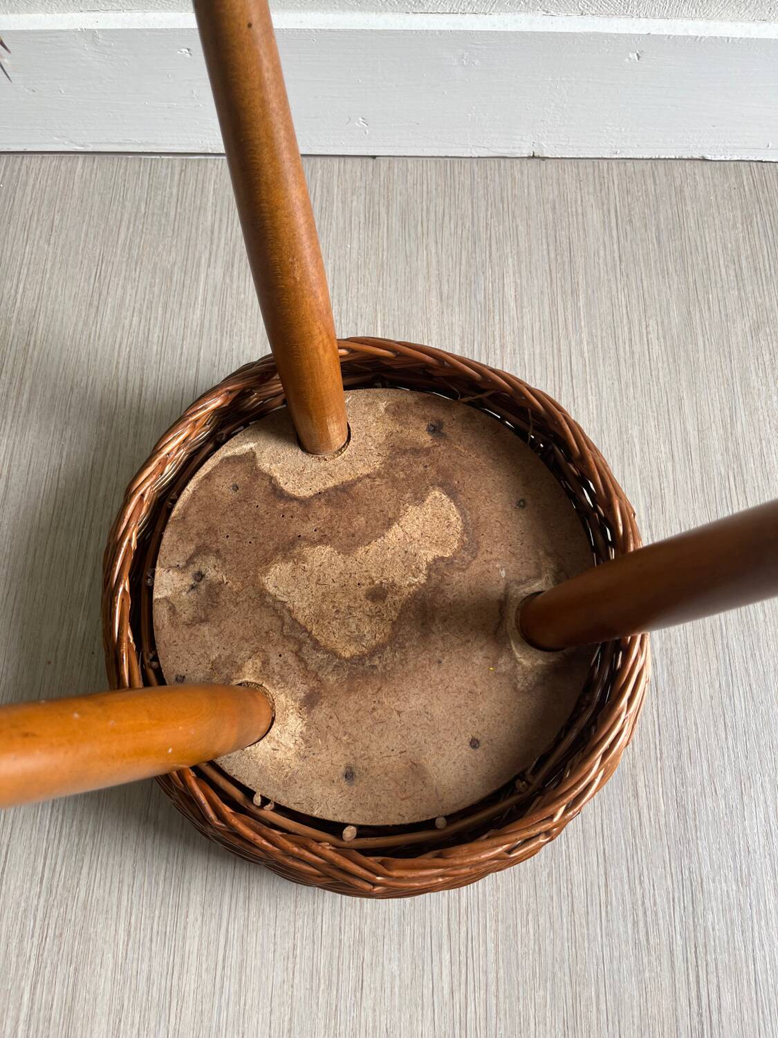 Tabouret tripode bois osier tressé