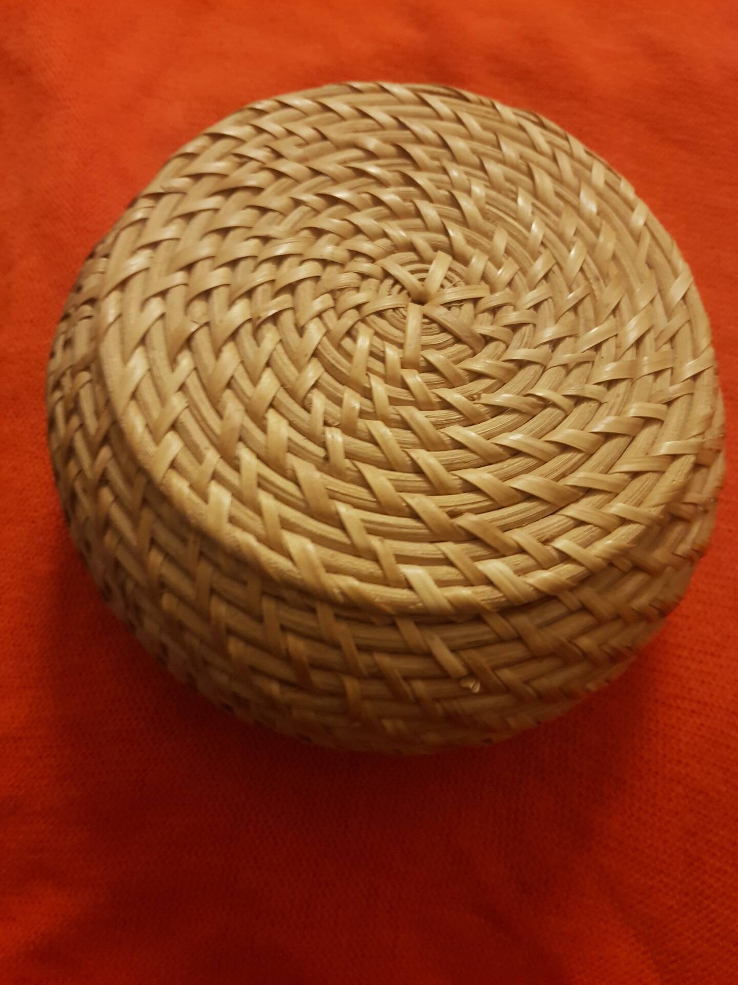 Round woven bamboo box with lid