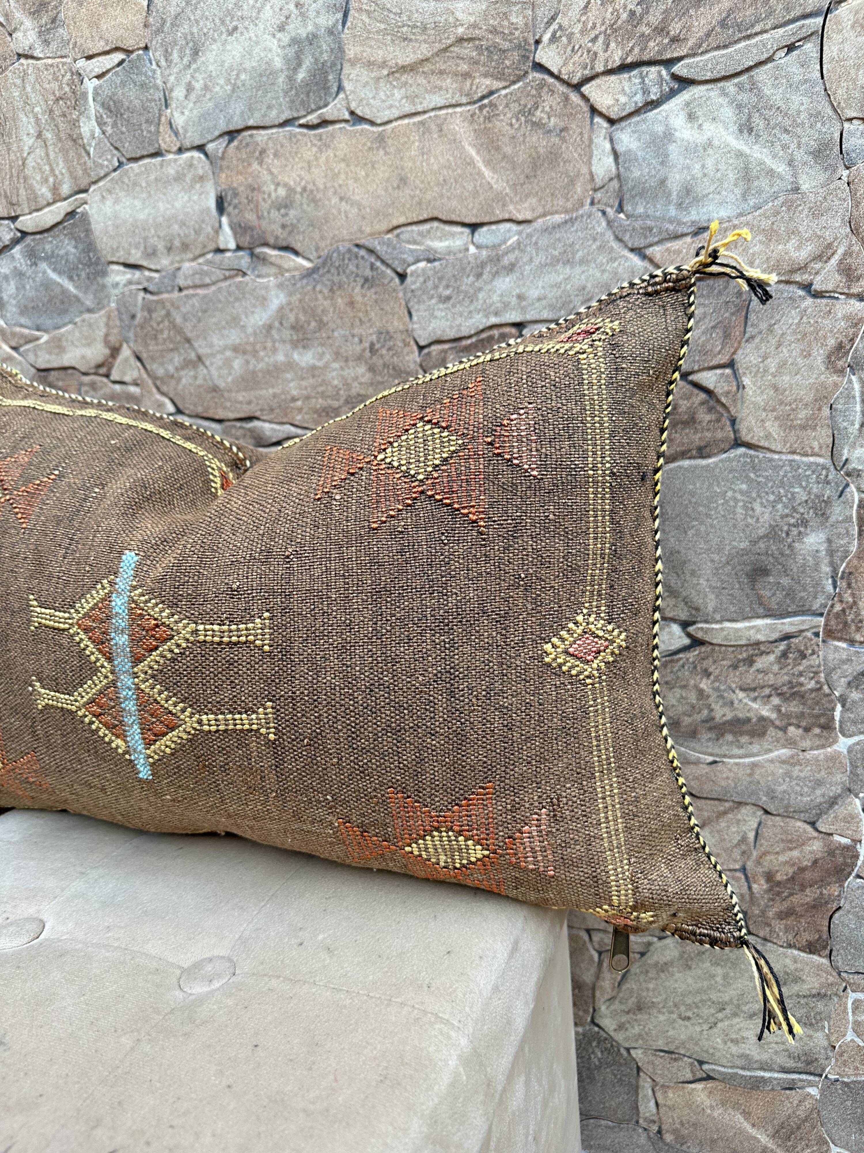 Housse de coussin en soie marocaine à motif cactus : Coussin brodé berbère
