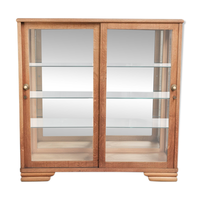Vitrine antique en chêne néerlandais avec étagères en verre et fond miroir.