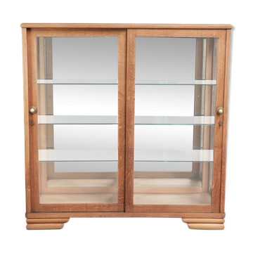 Vitrine antique en chêne néerlandais avec étagères en verre et fond miroir.