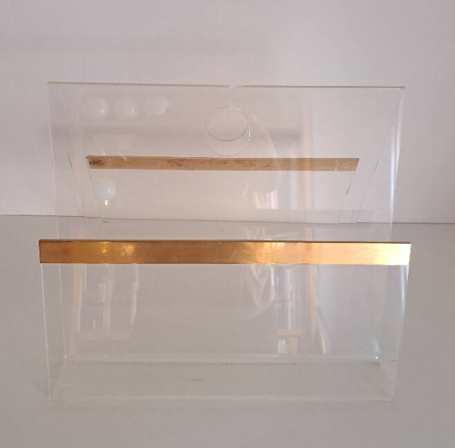 Porte-revues en plexiglas