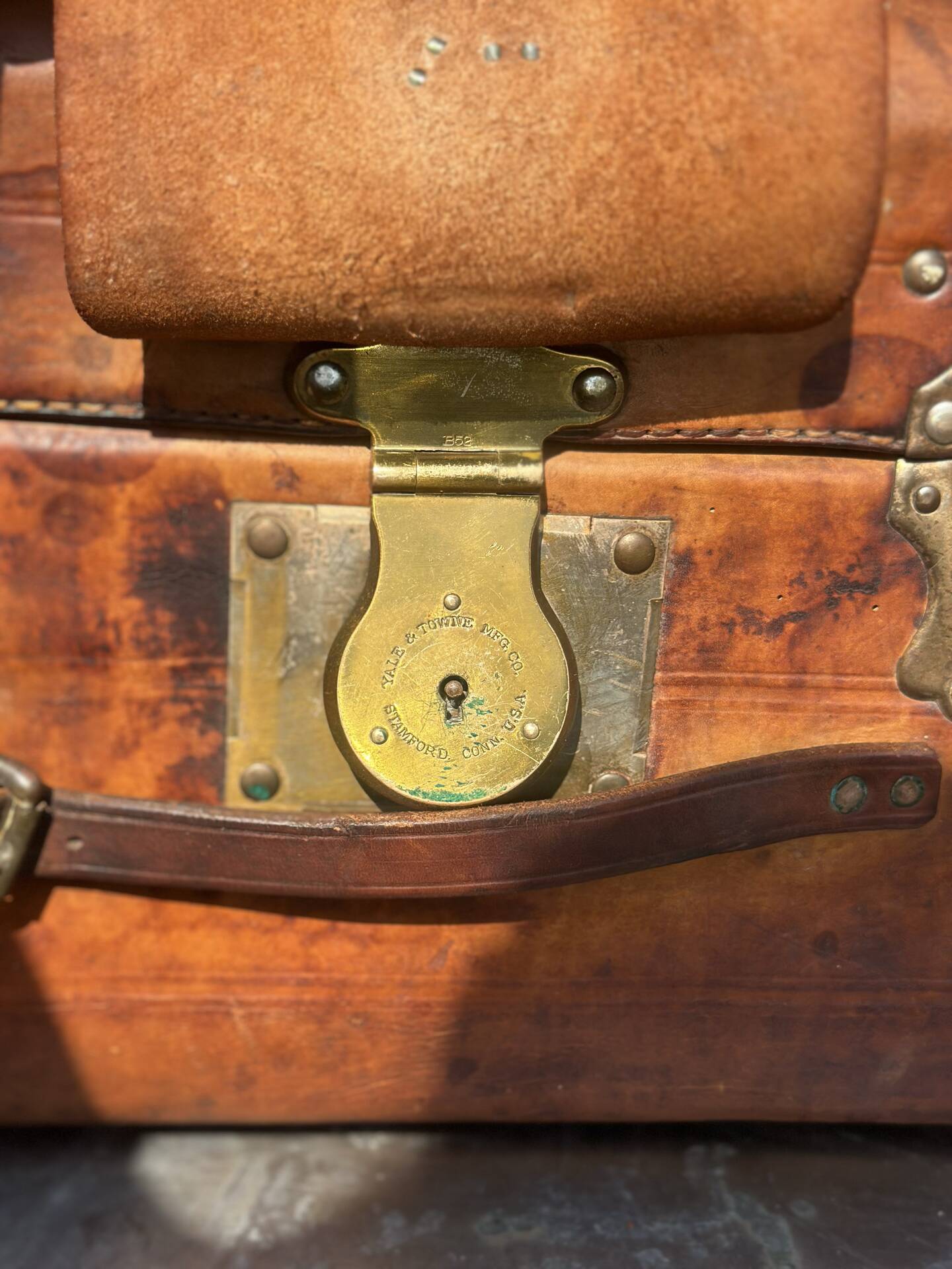 Large suitcase or trunk - leather suitcase, period 1910/1920.