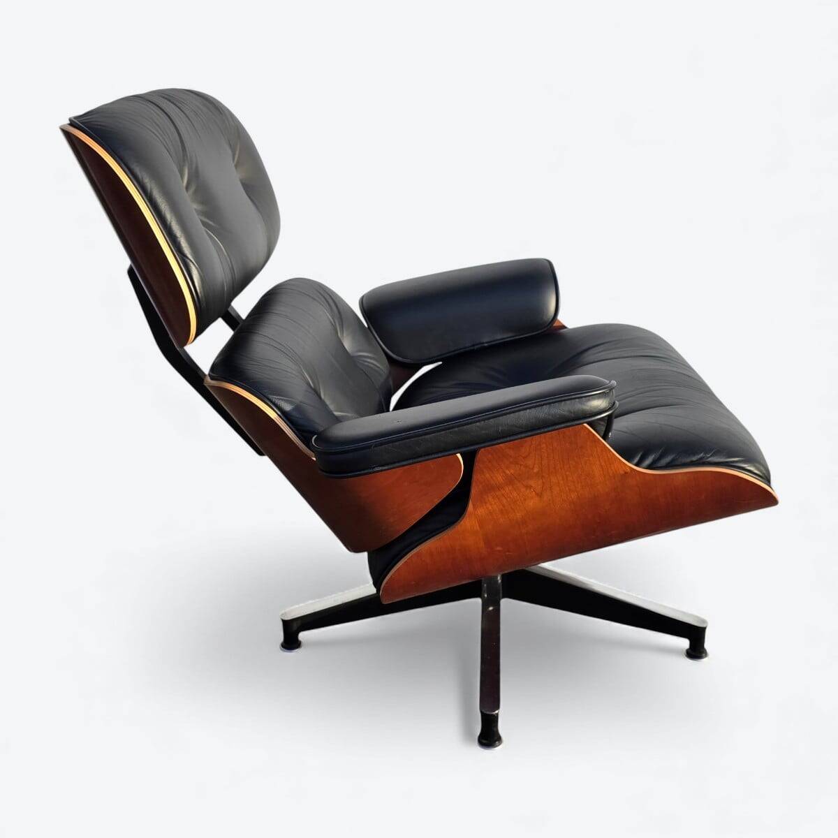 Fauteuil et repose-pieds Herman Miller Original Eames, noir et cerisier