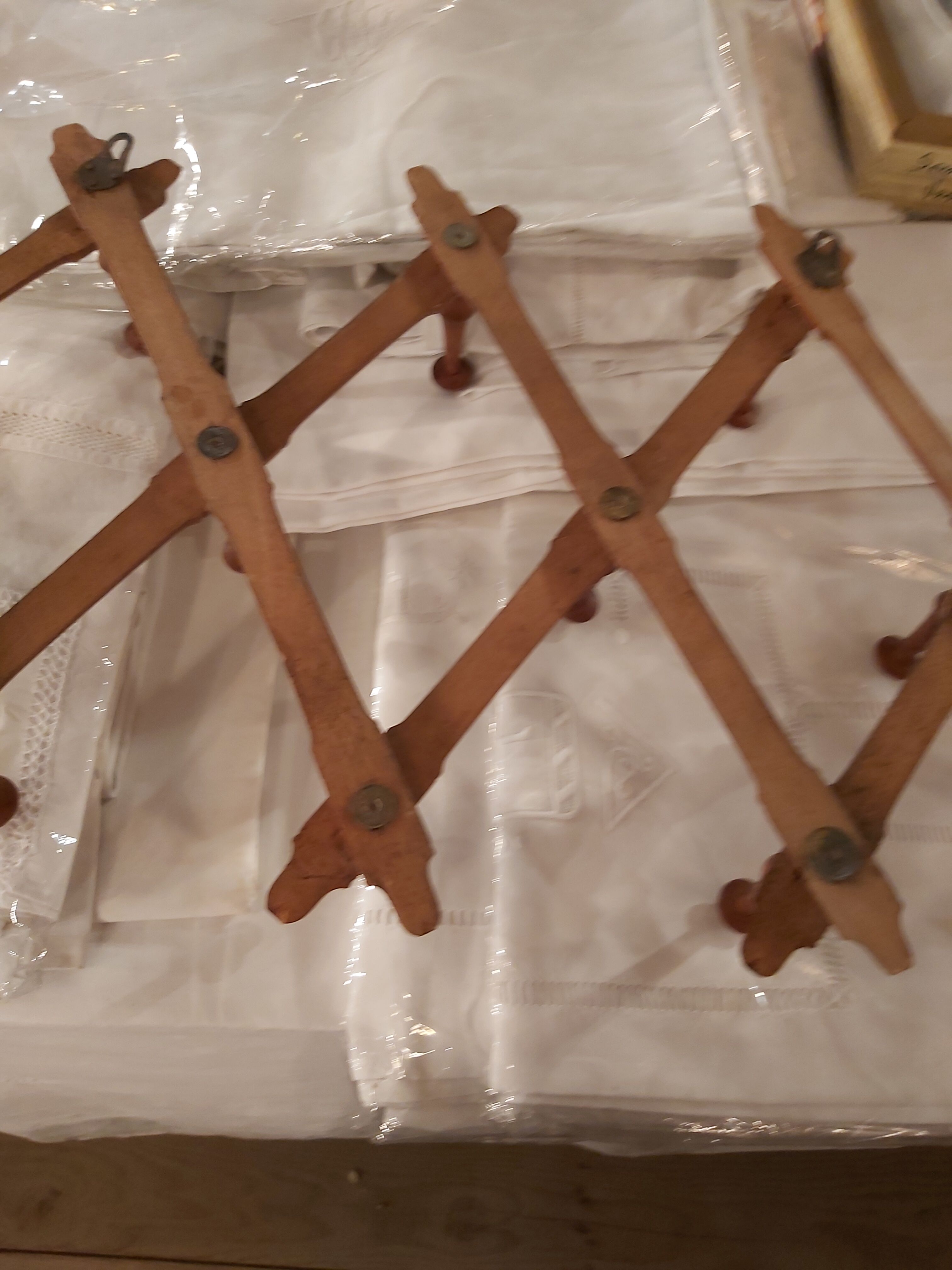 Extendable wall coat rack