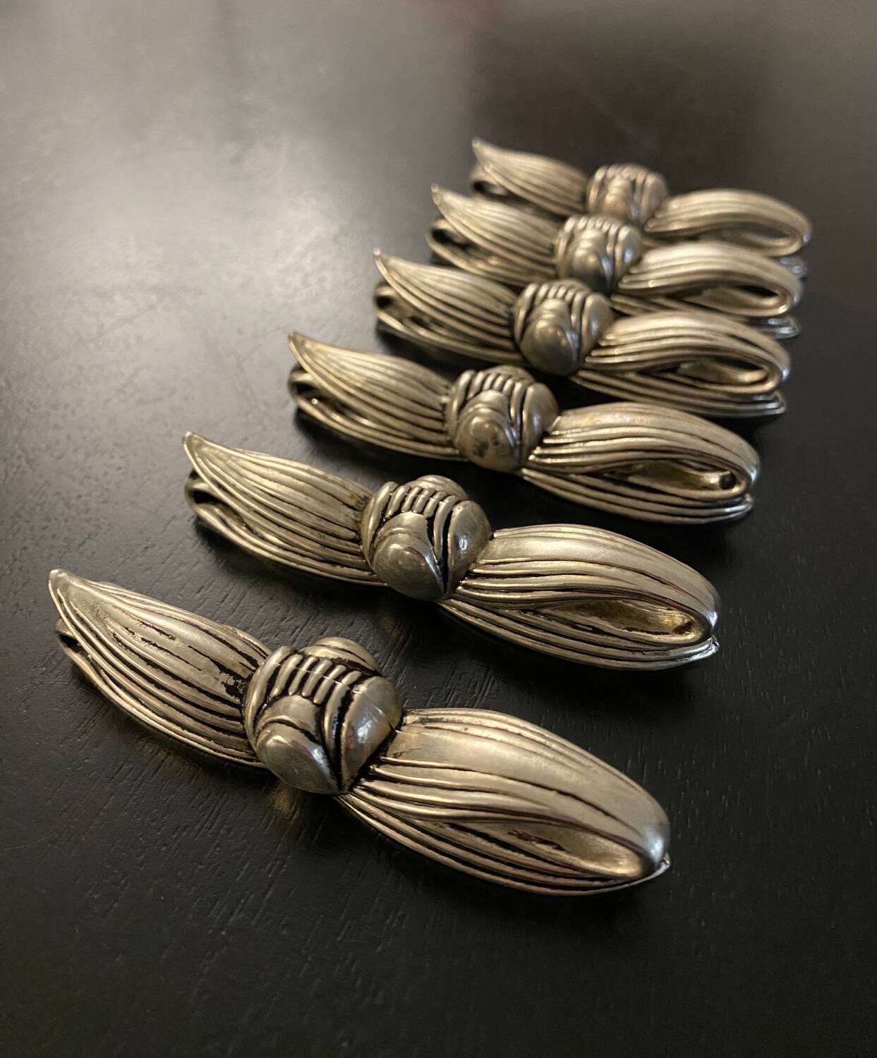 6 metal bow-shaped knife holders