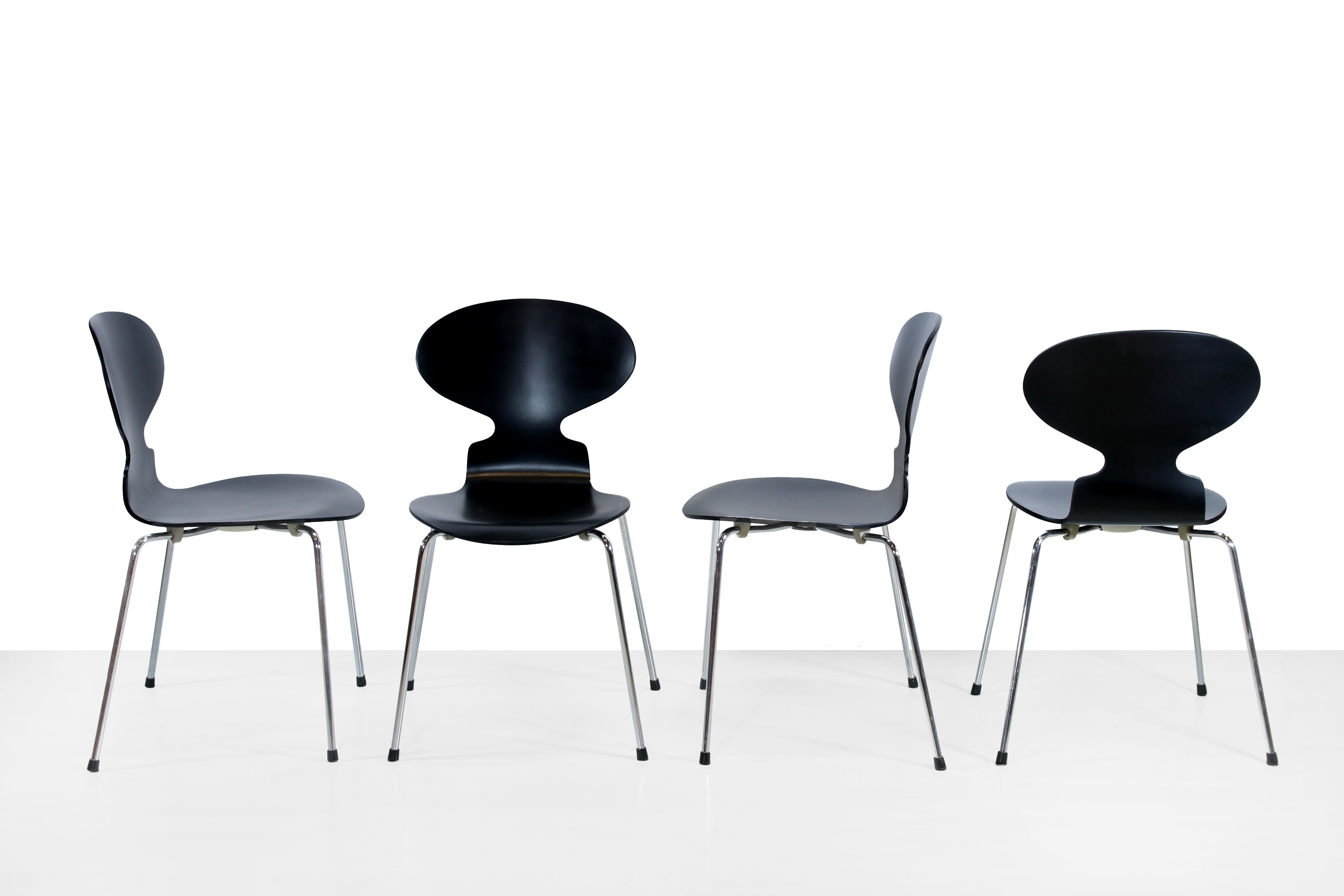 Set of 4 black Arne Jacobsen Ant chairs for Fritz Hansen, 1980, Denmark
