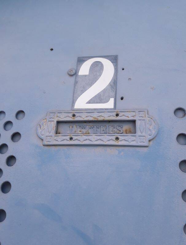 Porte portail H205xL103 ancienne en fer cintrée avec boite aux lettres