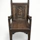 Grande chaise massive en bois style gothique