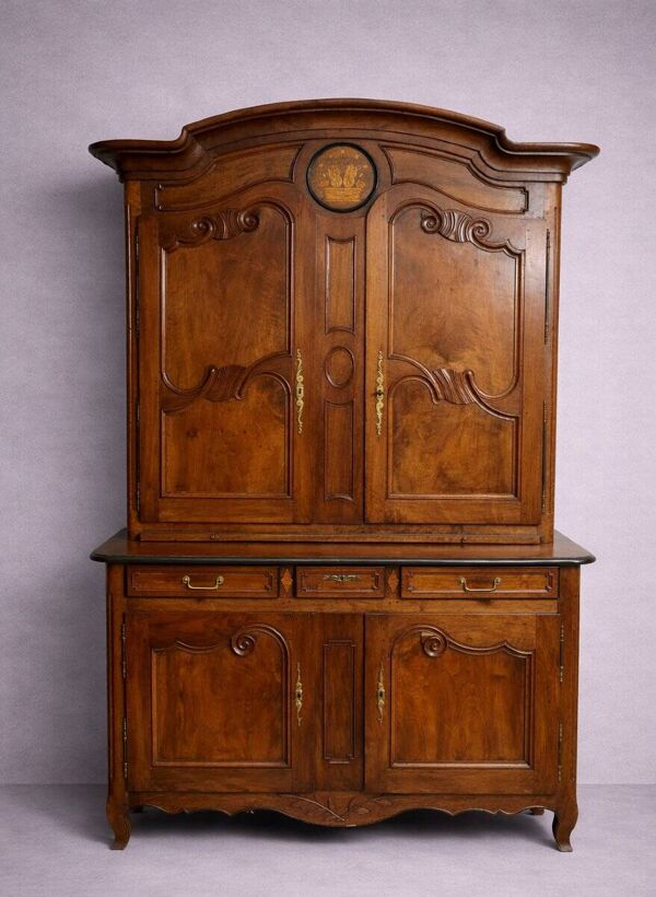 Buffet deux corps Louis XV Charolais en noyer, d’époque XVIIIᵉ S