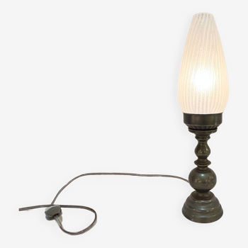 Ancienne lampe à poser bronze ou laiton début XXe avec globe verre flamme strié blanc