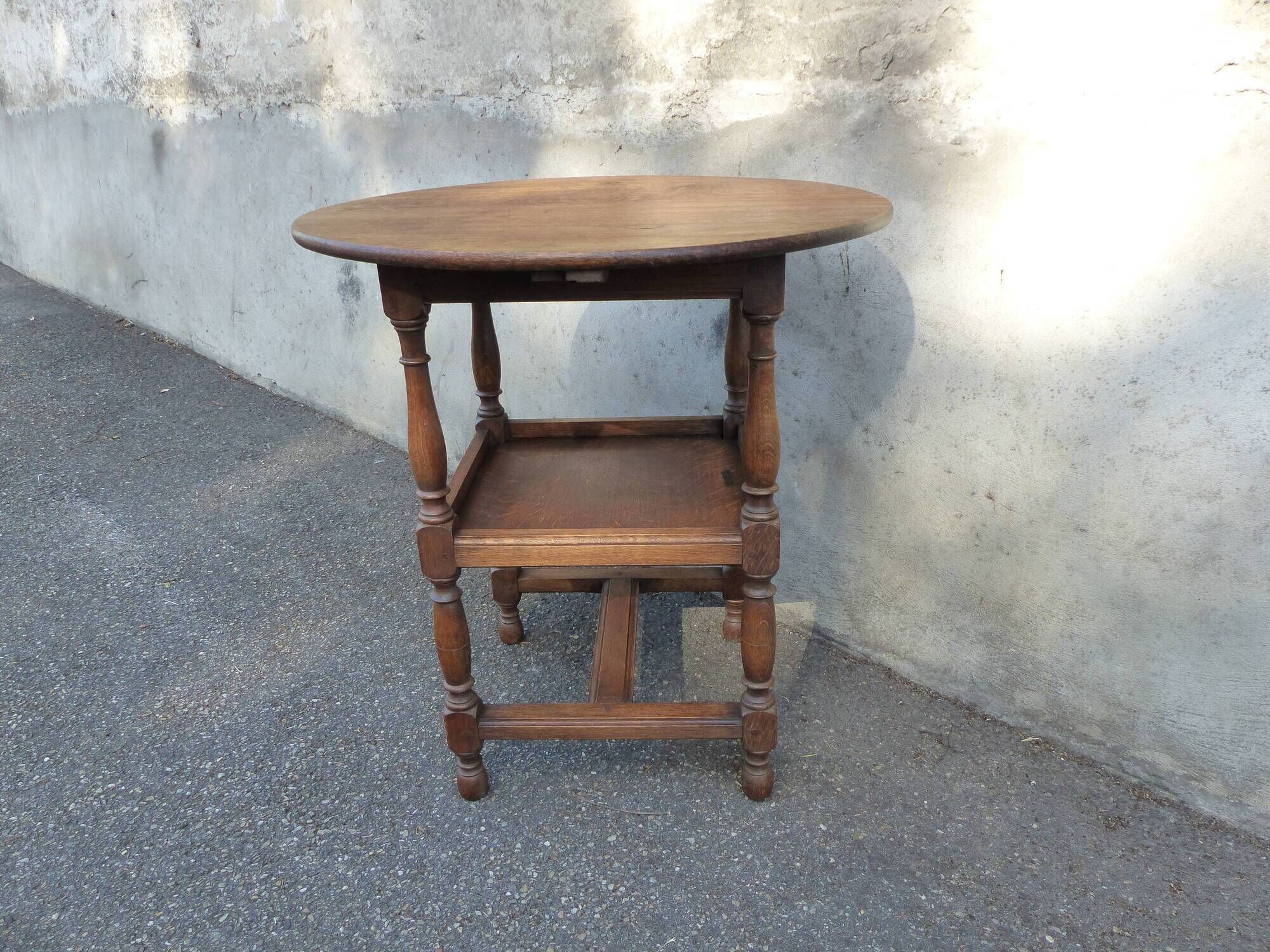 Round coffee table in solid oak