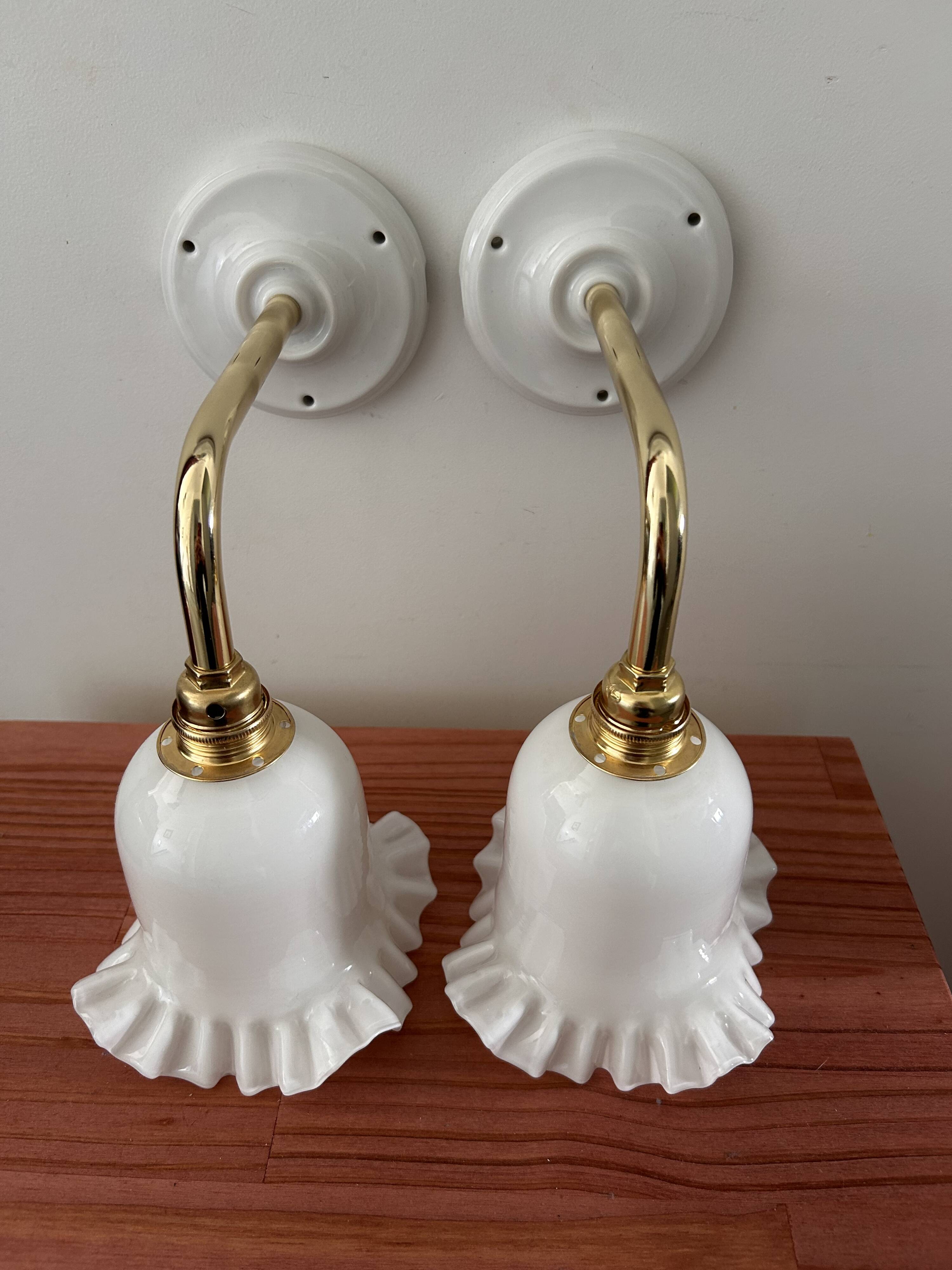 Paire d’appliques murales en opaline blanche