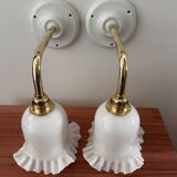 Paire d’appliques murales en opaline blanche