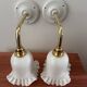Paire d’appliques murales en opaline blanche